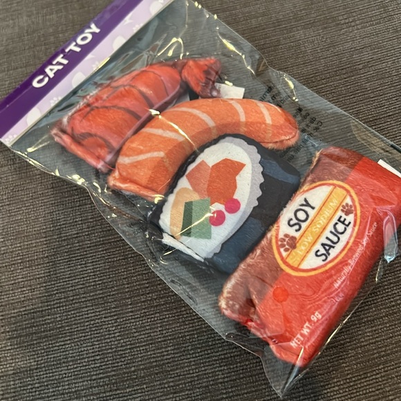 Cat toys 4pck - buyers choice sushi or hot sauce - Picture 2 of 3